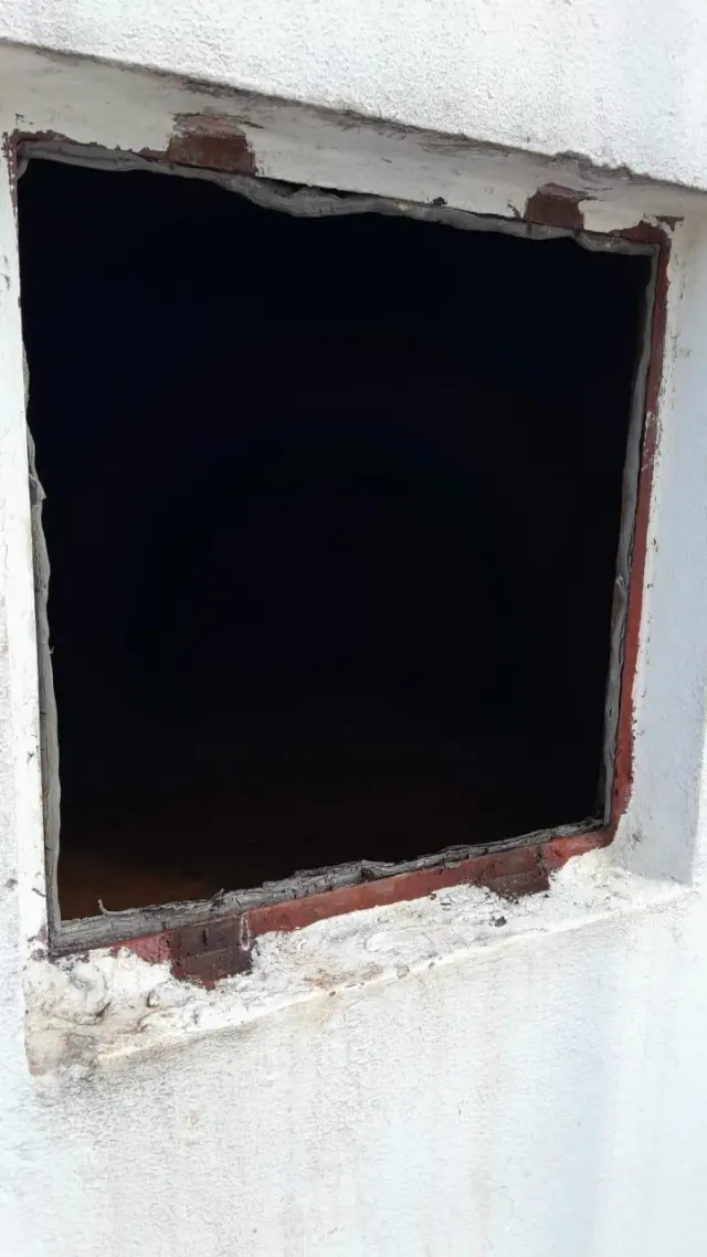 Tapa de tanque de agua con signos de deterioro